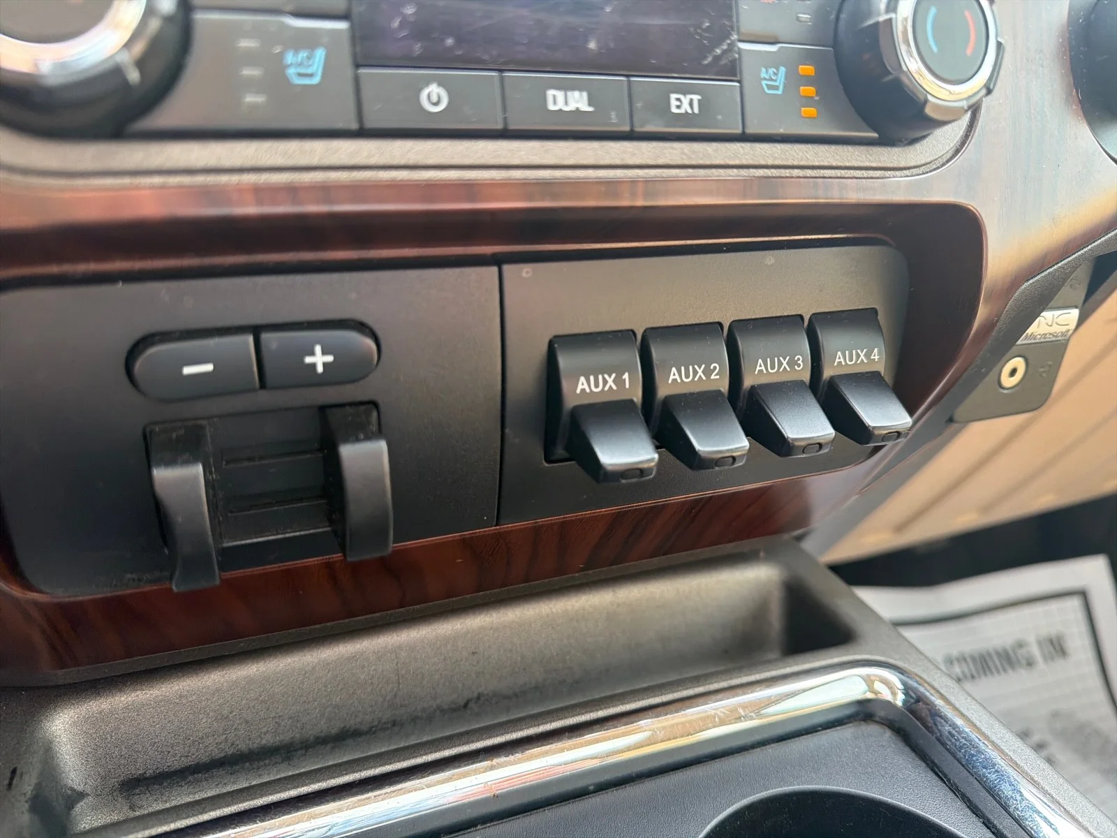 Used 2011 White Ford Lariat image 18