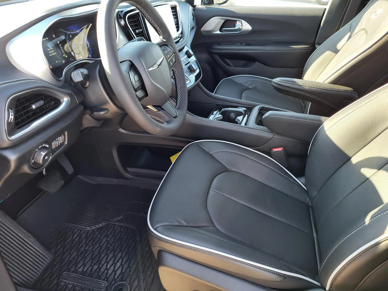 New 2026 Diamond Black Crystal Pearl-Coat Exterior Paint Chrysler Limited image 15