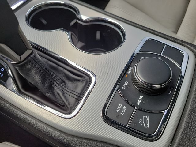Used 2018 Bright White Clearcoat Jeep Limited image 26