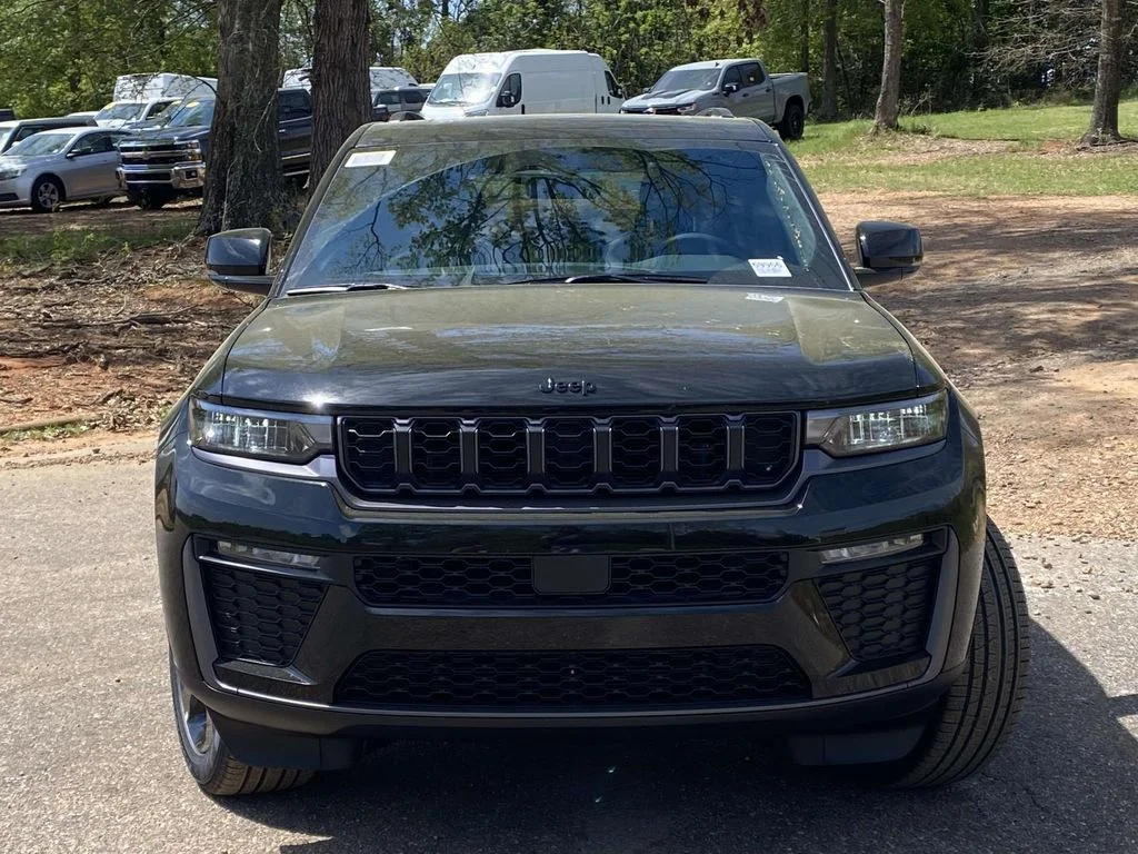 New 2026 Diamond Black Crystal Pearl-Coat Exterior Paint Jeep Limited image 33
