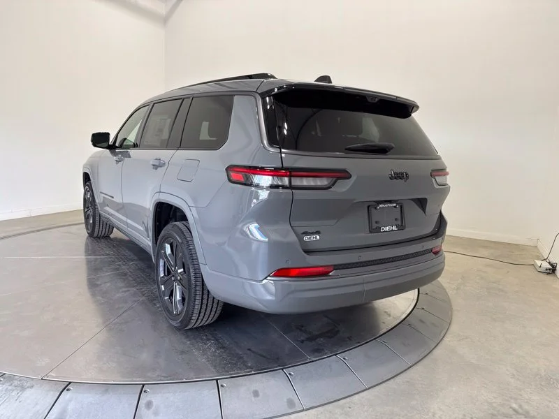 New 2027 Sting-Gray Clear-Coat Paint Jeep Limited Reserve image 5