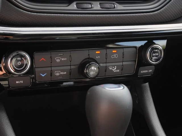 New 2026 Bright White Clear-Coat Exterior Paint Jeep Latitude image 23