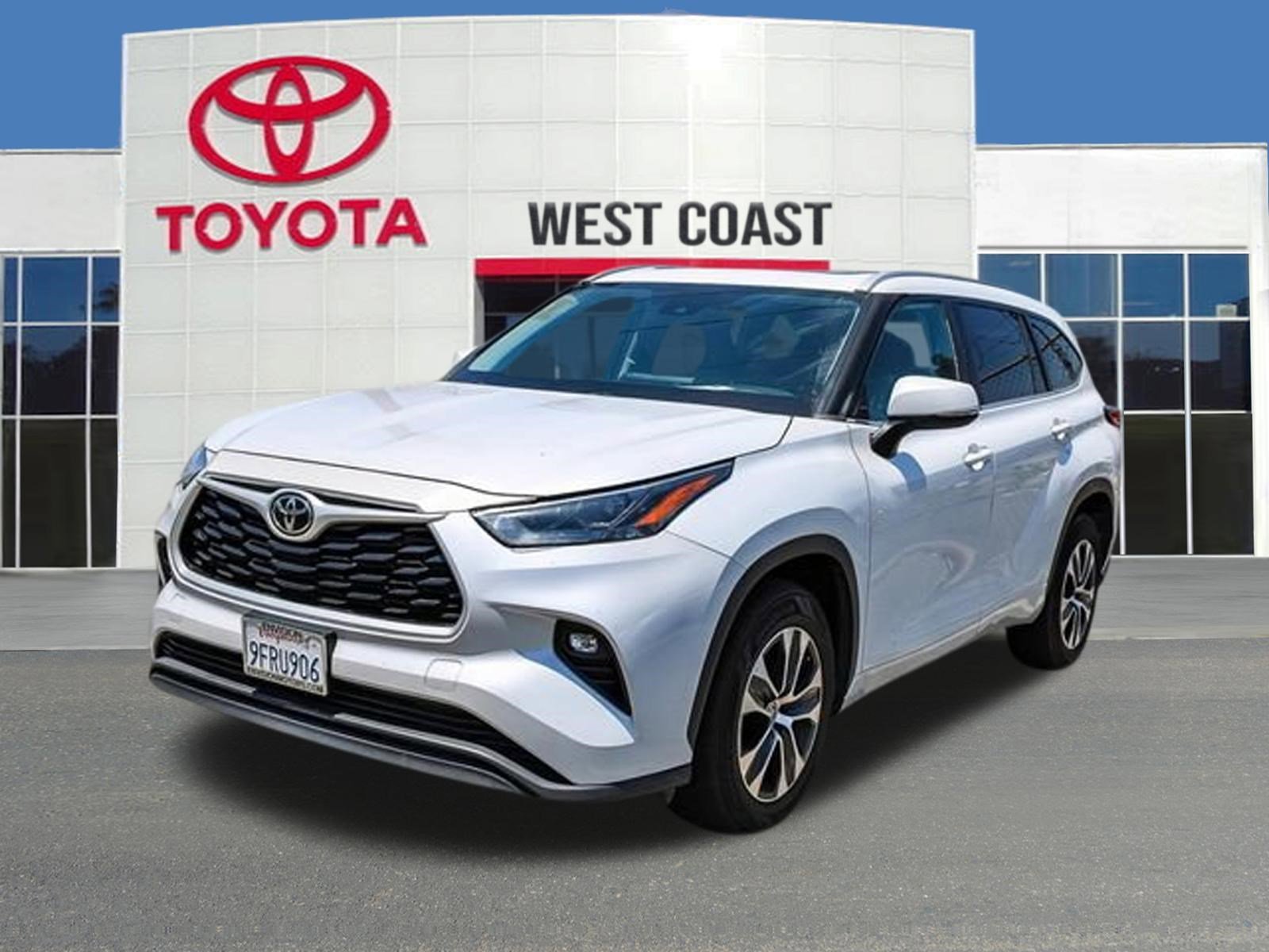 2023 Toyota Highlander XLE FWD's photo