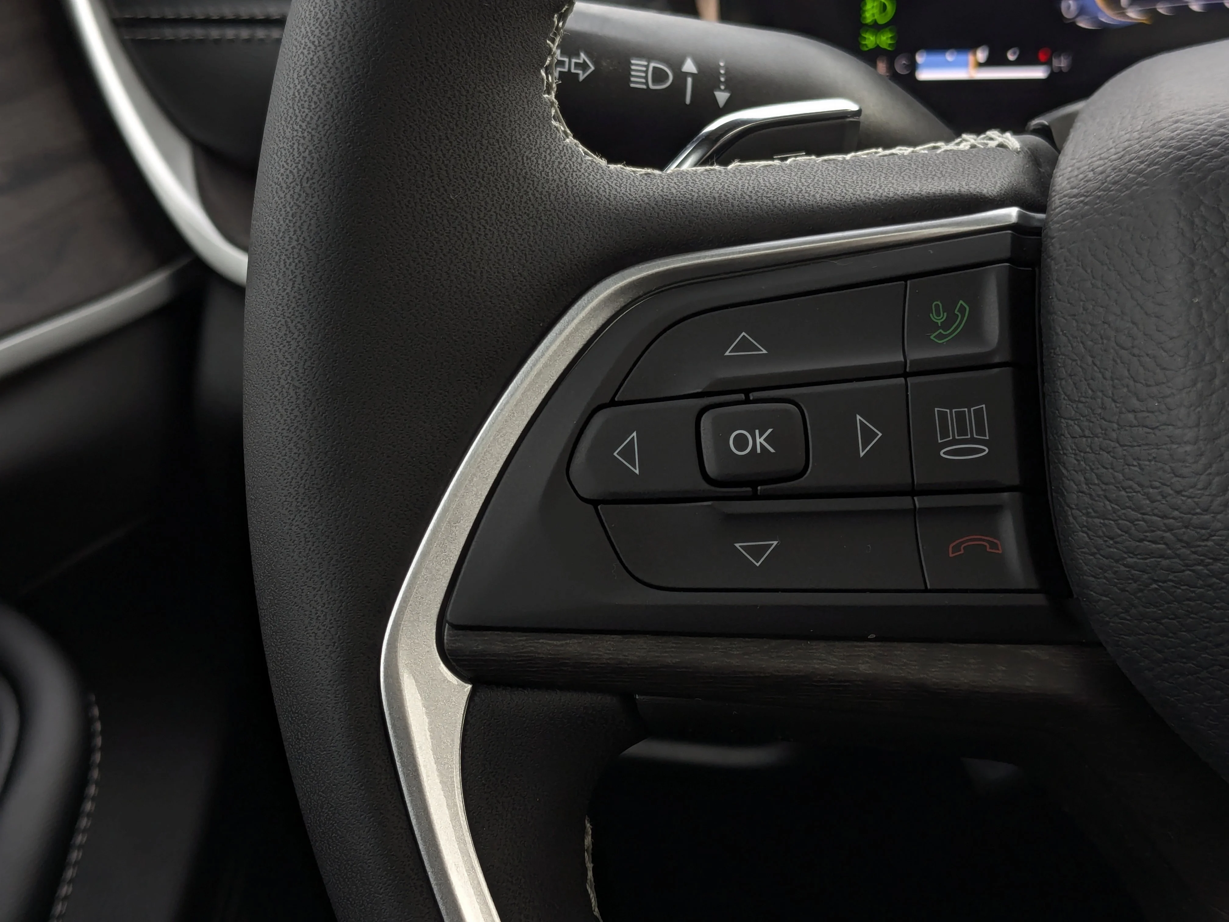 New 2025 Black Jeep Limited - - Dual-Pane Sunroof - Black Appearance - Luxury Tech II - Remote Start & tons more! image 17
