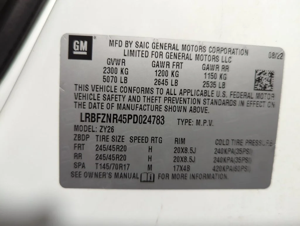 Used 2023 Summit White Buick Essence image 24