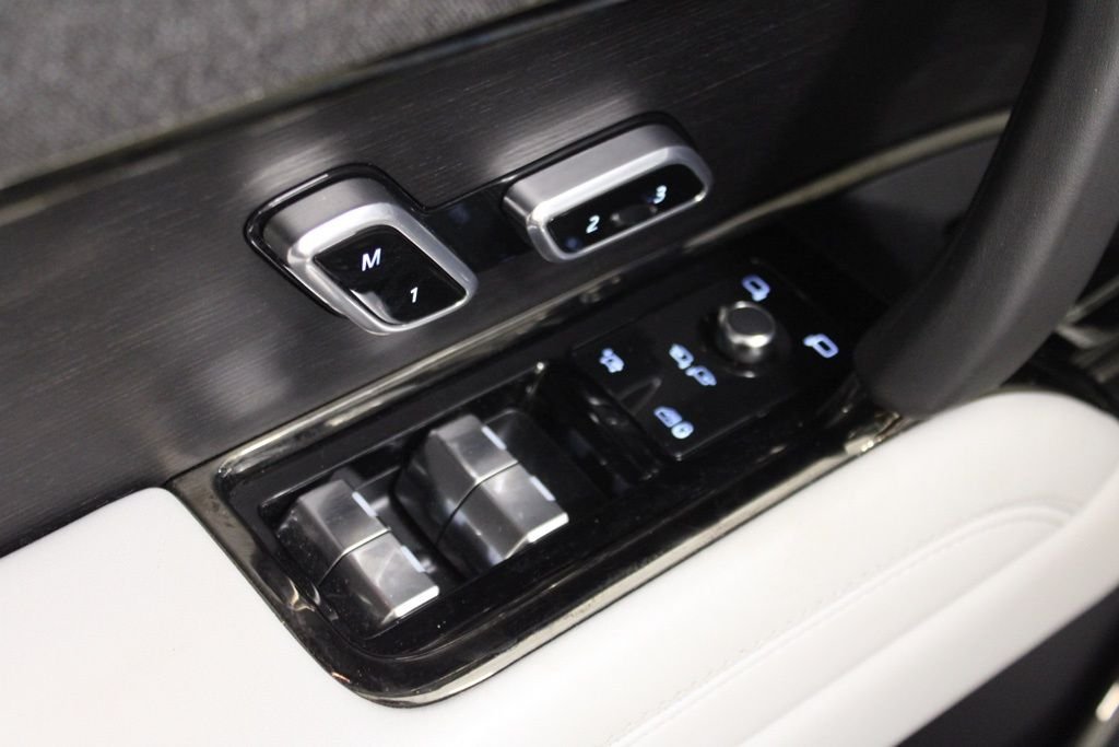 Used 2024  Land Rover SE image 18