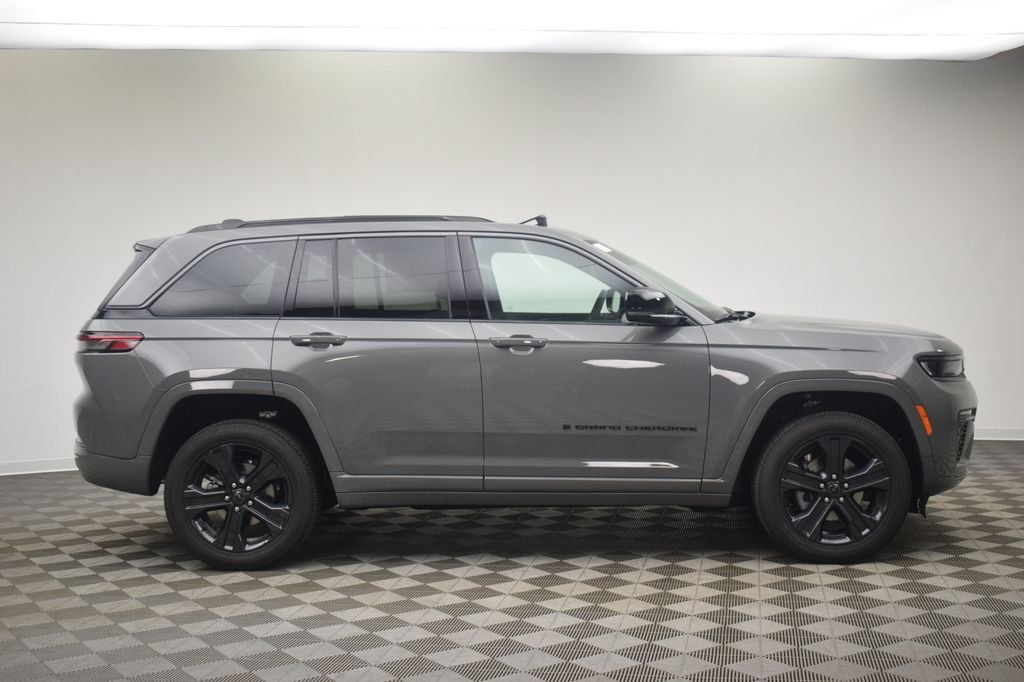 New 2027 Sting-Gray Clearcoat Jeep Limited Reserve image 3