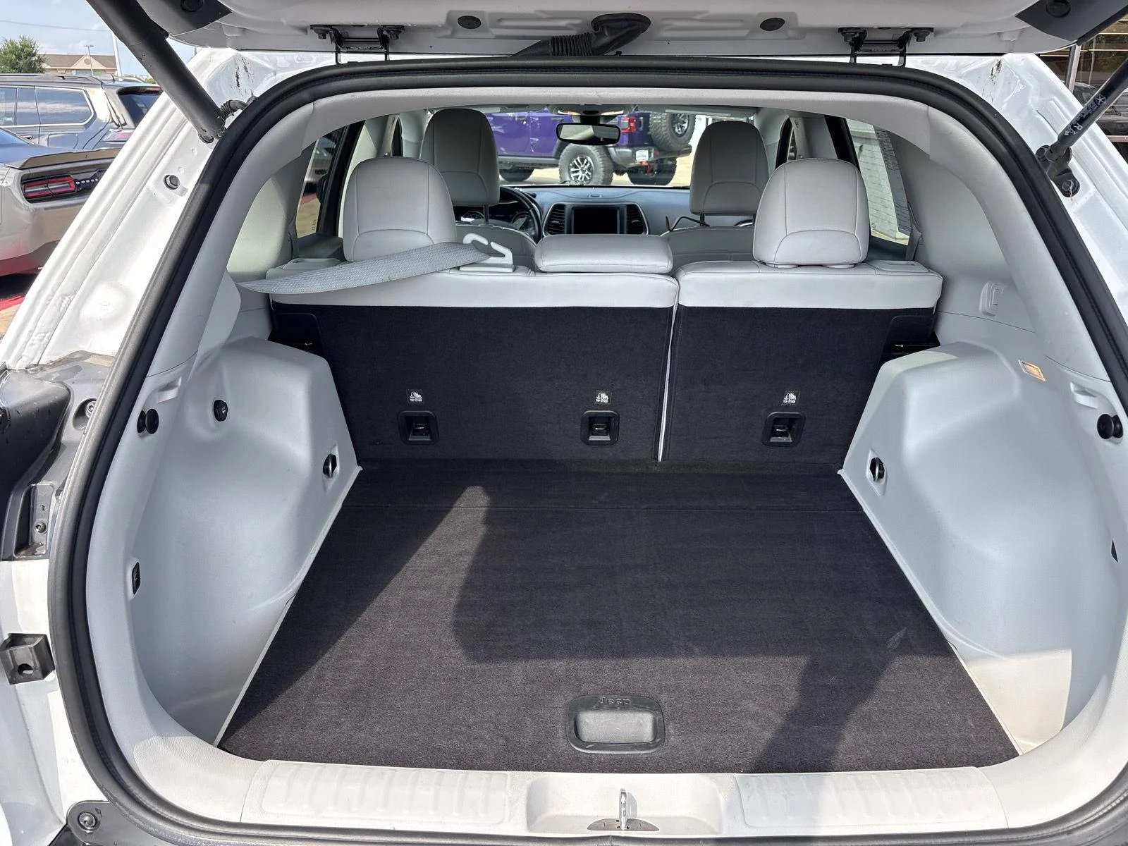 Used 2021 Bright White Clearcoat Jeep Latitude Lux image 11
