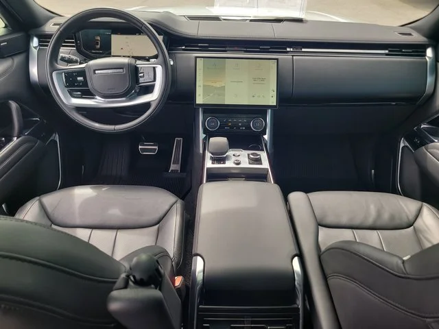 Used 2023  Land Rover SE image 14