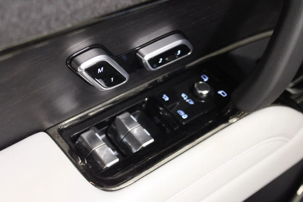 Used 2024 White Land Rover SE image 18