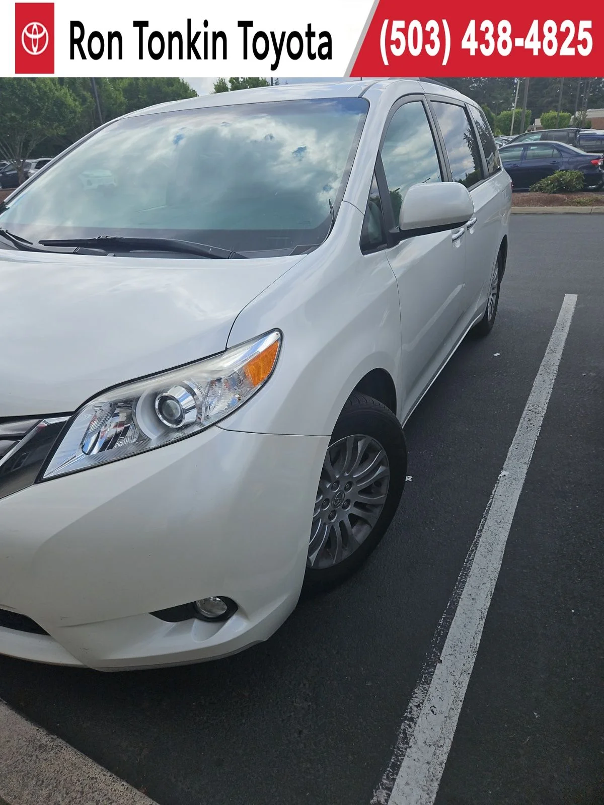 2017 Toyota Sienna XLE V6 7-Passenger Access Seat's photo