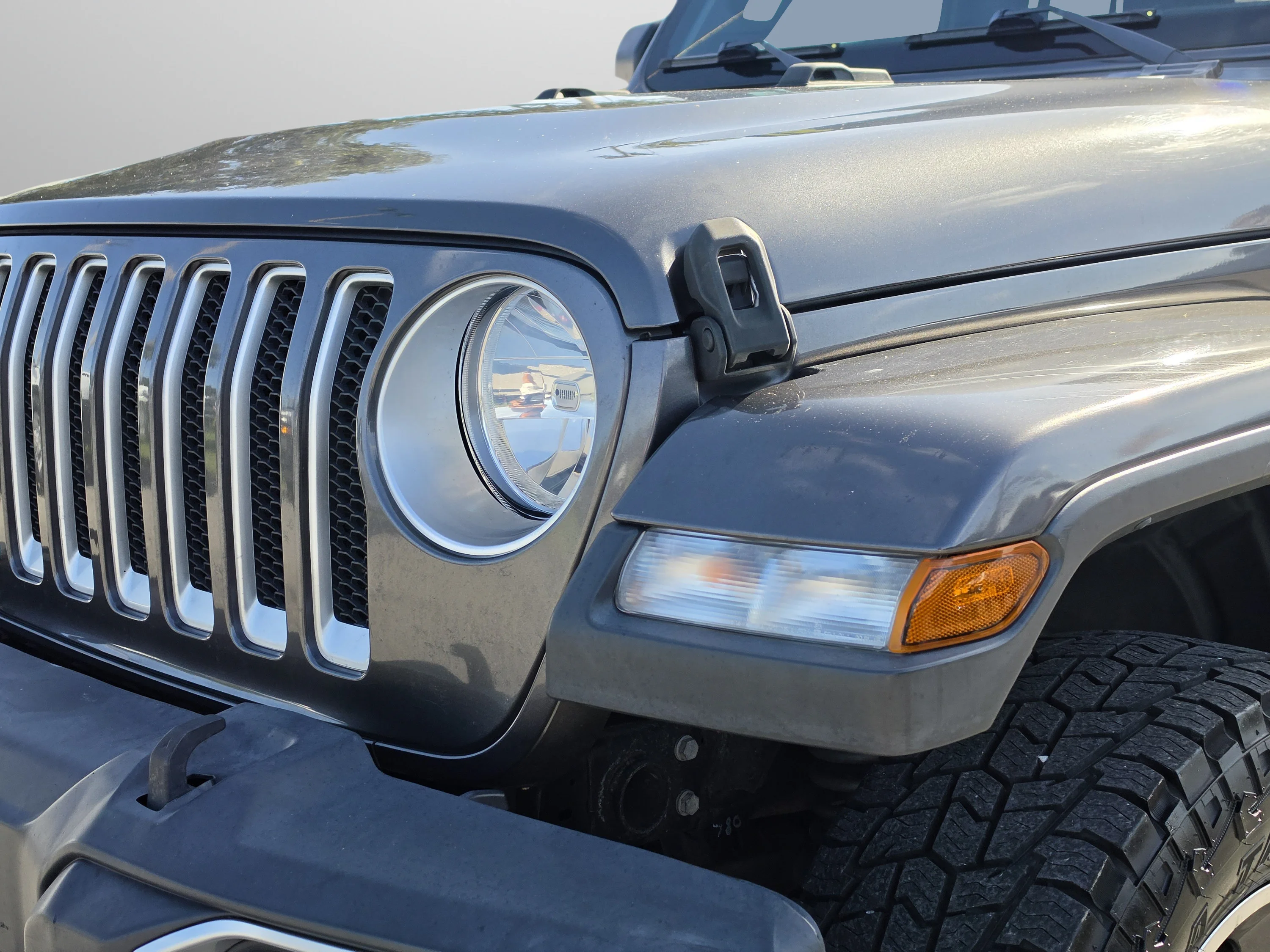 Used 2018 Granite Crystal Metallic Clearcoat Jeep Sahara image 13