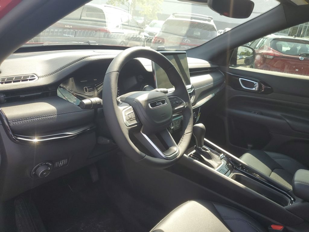 New 2026 Diamond Black Crystal Pearlcoat Jeep Latitude image 30