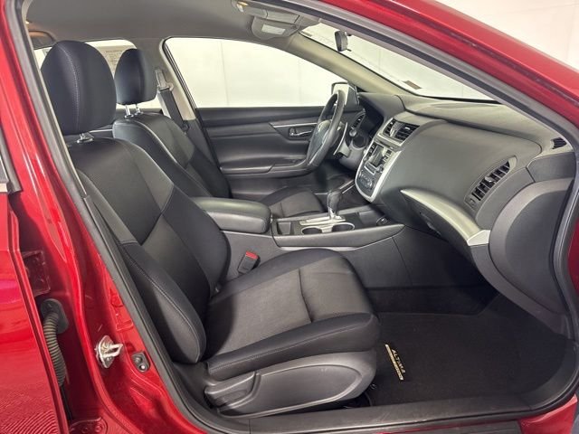 Used 2017 Red Nissan 2.5 SR image 4