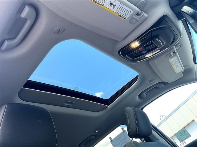 Used 2022 White Jeep Laredo image 18