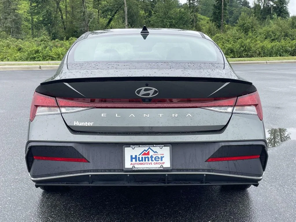 Used 2025 Amazon Gray Hyundai SEL Sport image 26