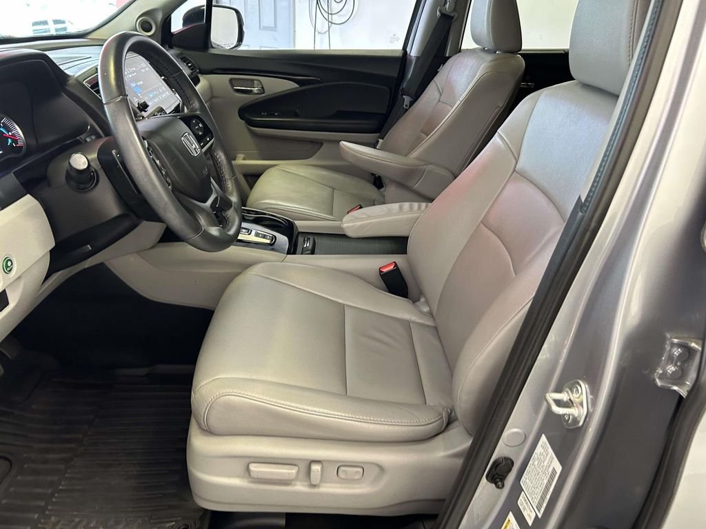 Used 2022 Silver Honda Touring image 18