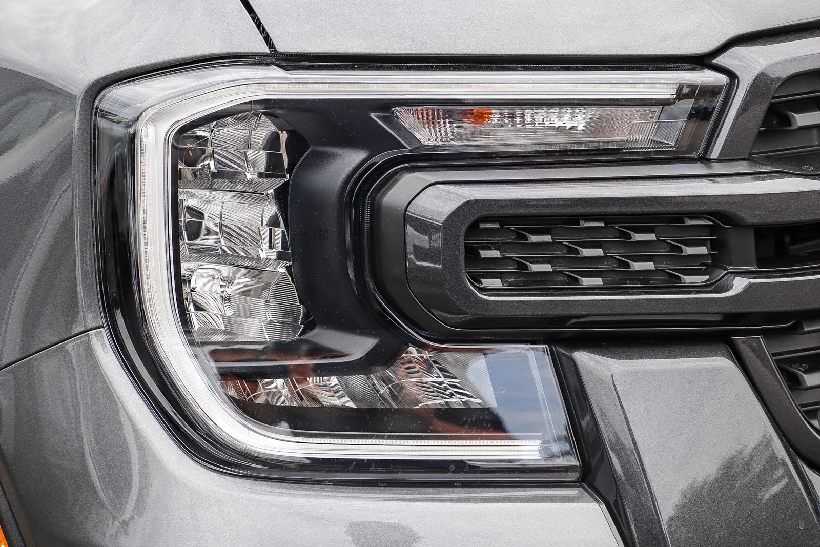 New 2026 Carbonized Gray Metallic Ford XLT image 4