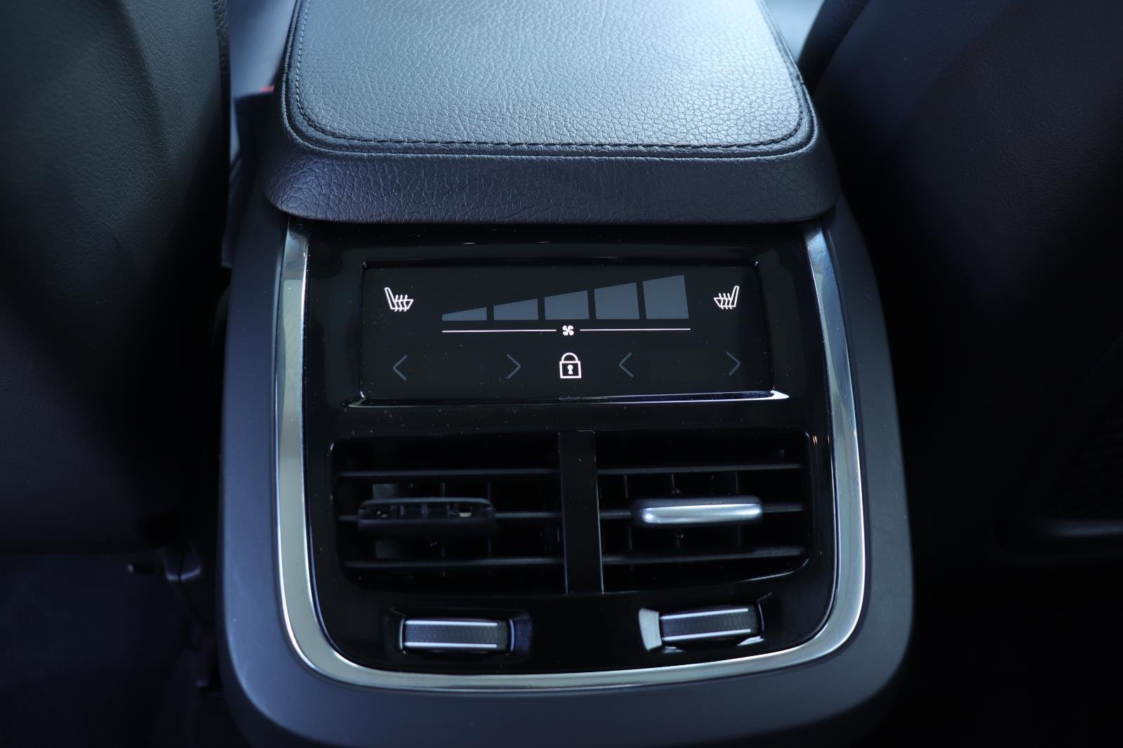 Used 2022 Savile Grey Metallic Volvo Momentum image 24