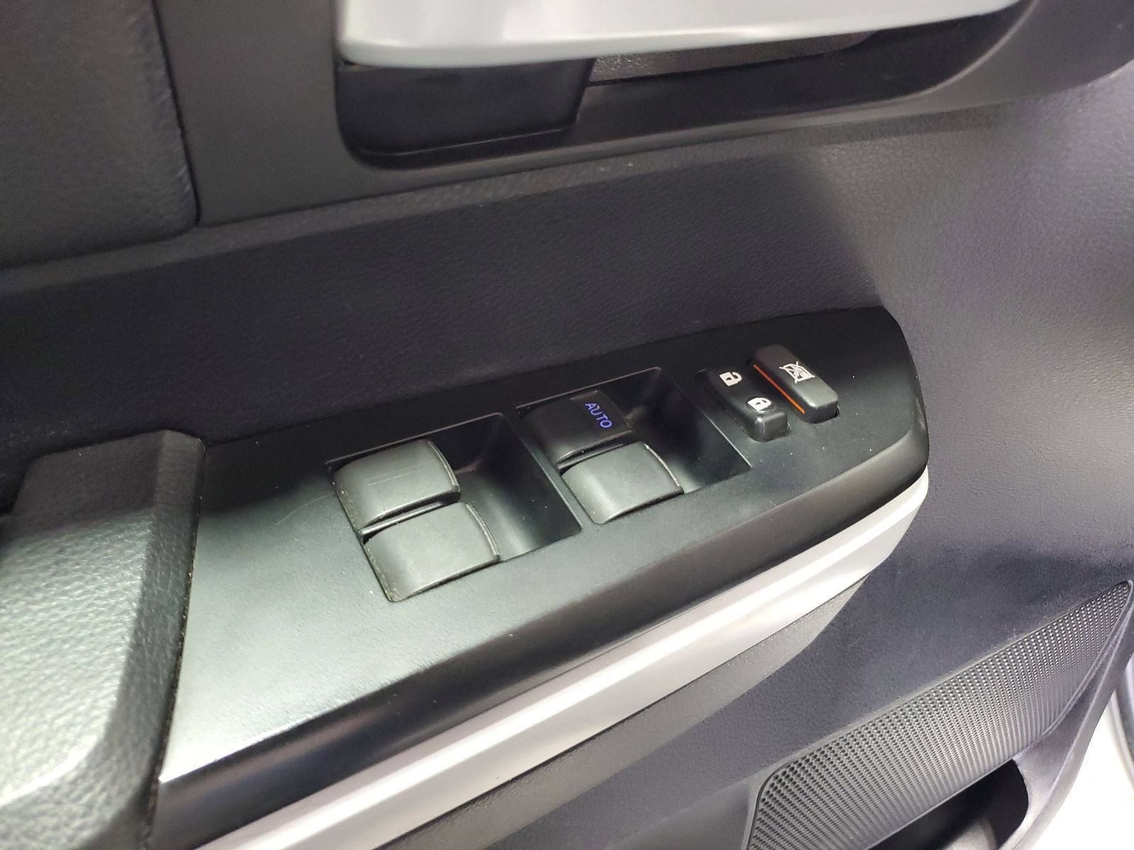 Used 2019 White Toyota SR5 image 14