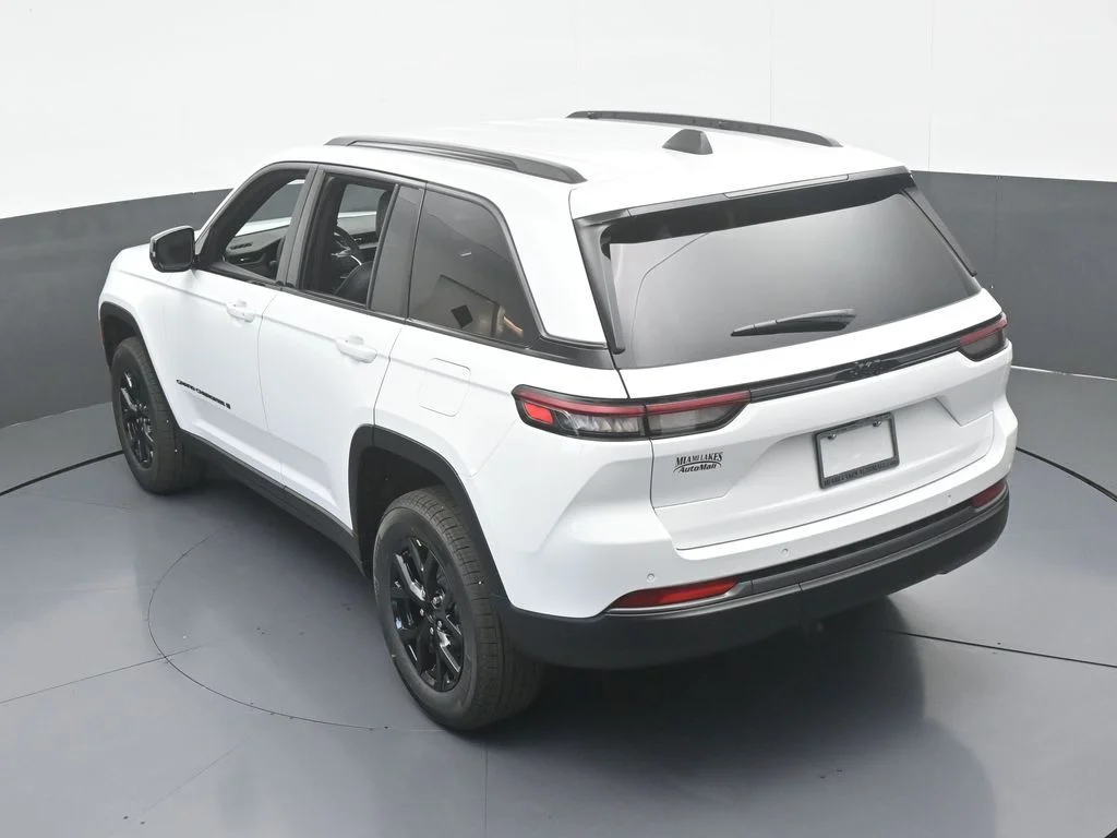 New 2026 Bright White Clear-Coat Exterior Paint Jeep Laredo image 48