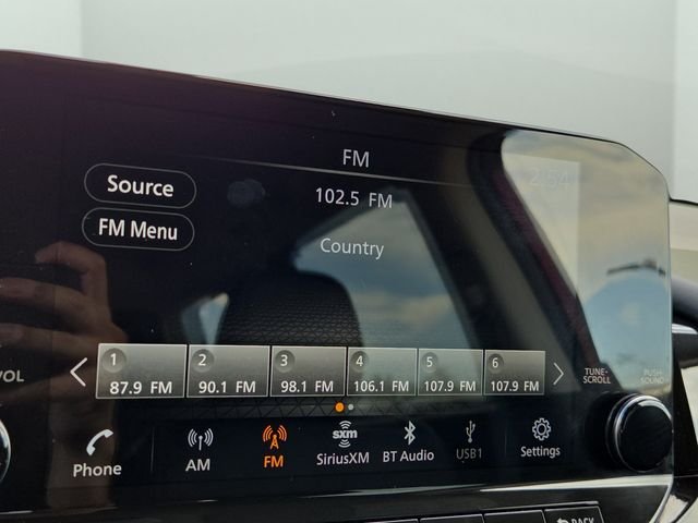 Used 2023 Scarlet Nissan SL image 23