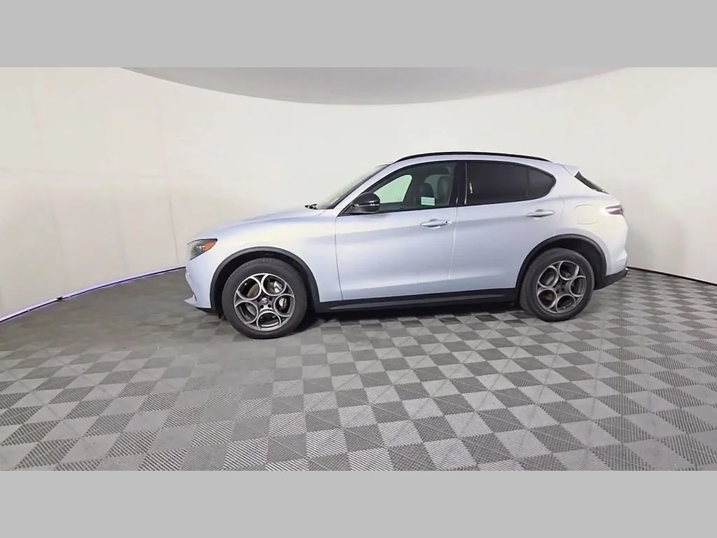 New 2026 Moonlight Gray Metallic Alfa Romeo Base image 32