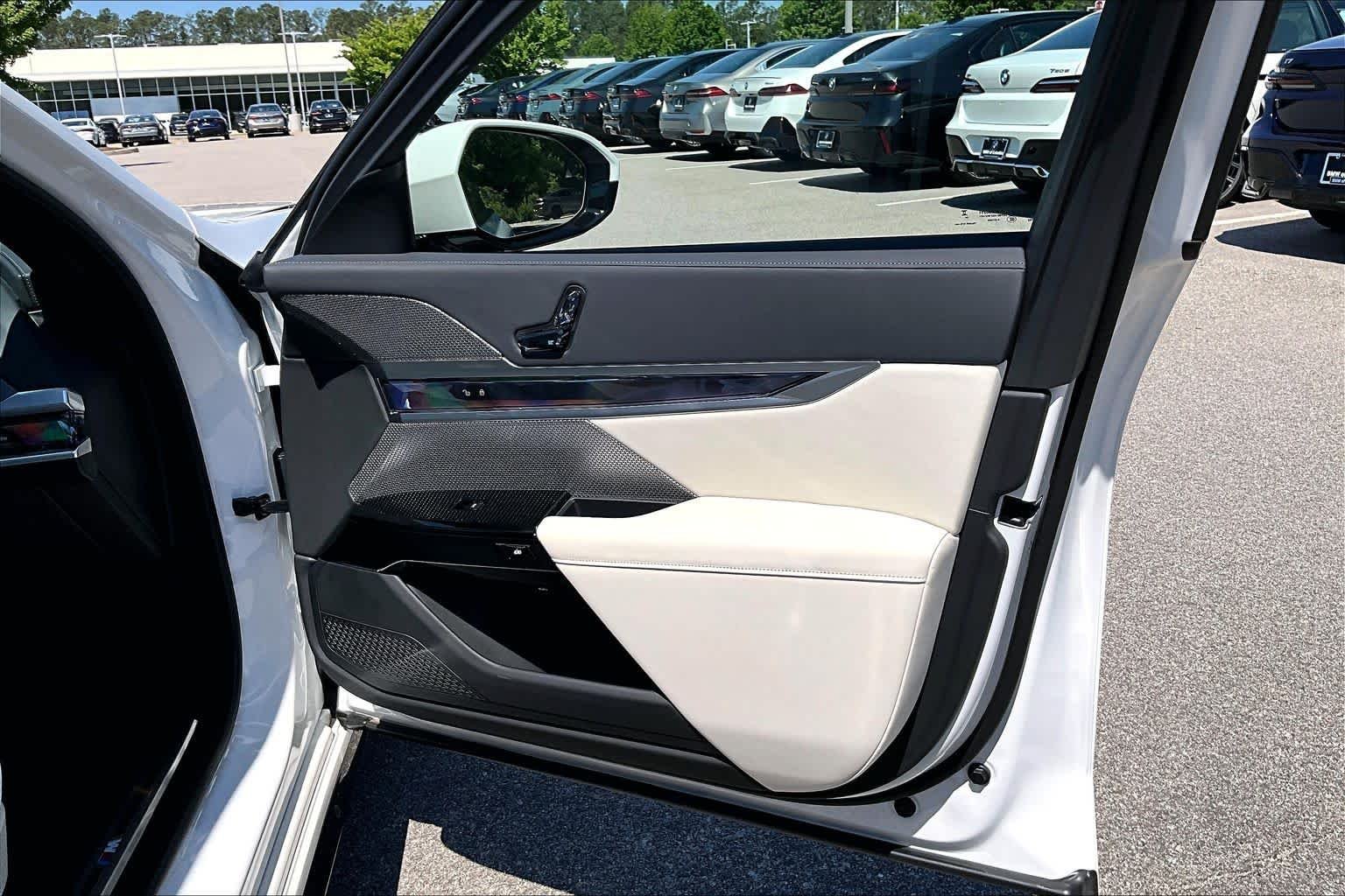 2025 BMW 7 Series 750e - Photo 24