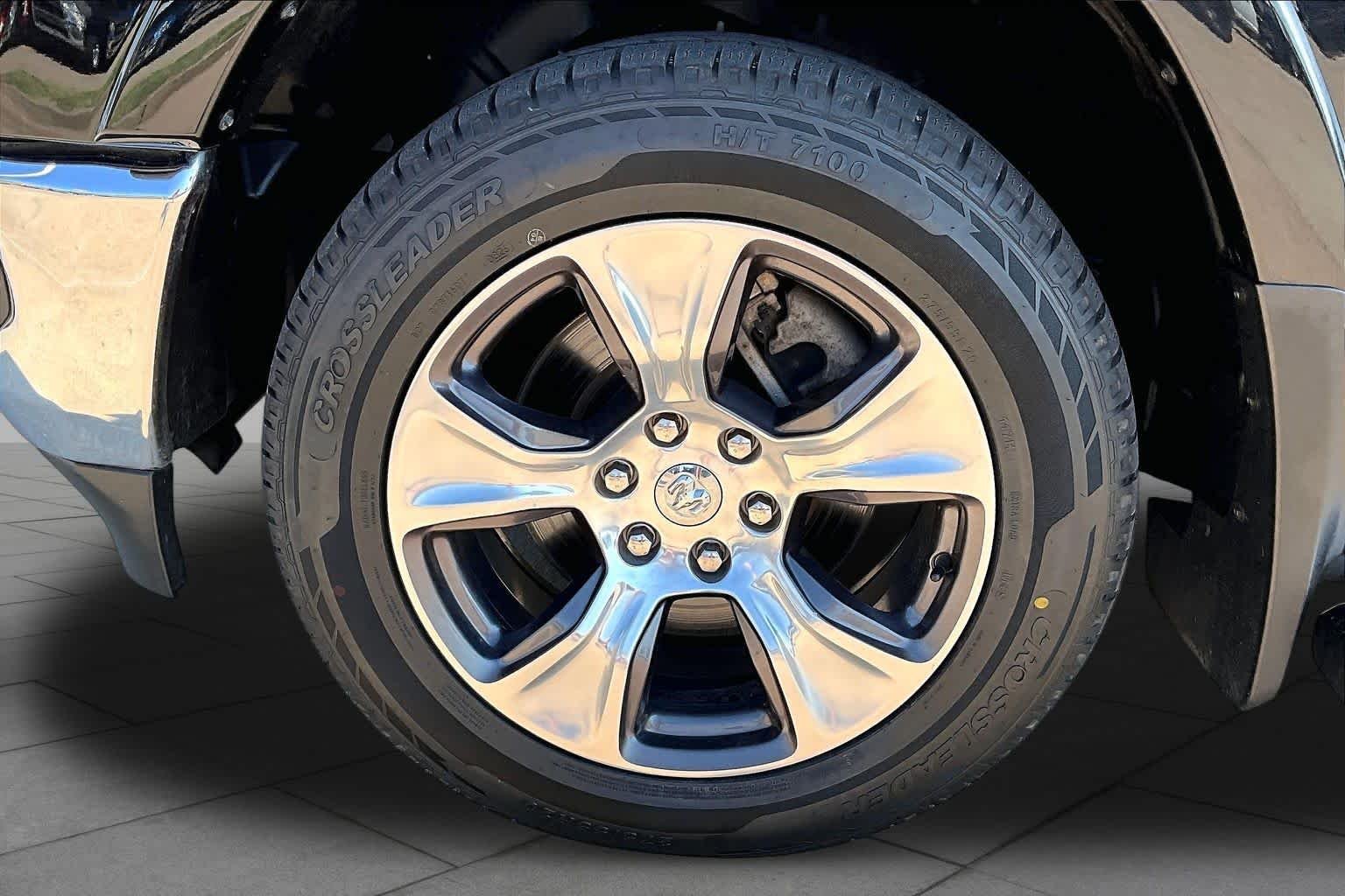 Used 2022 Diamond Black Crystal Pearlcoat Ram Laramie image 10