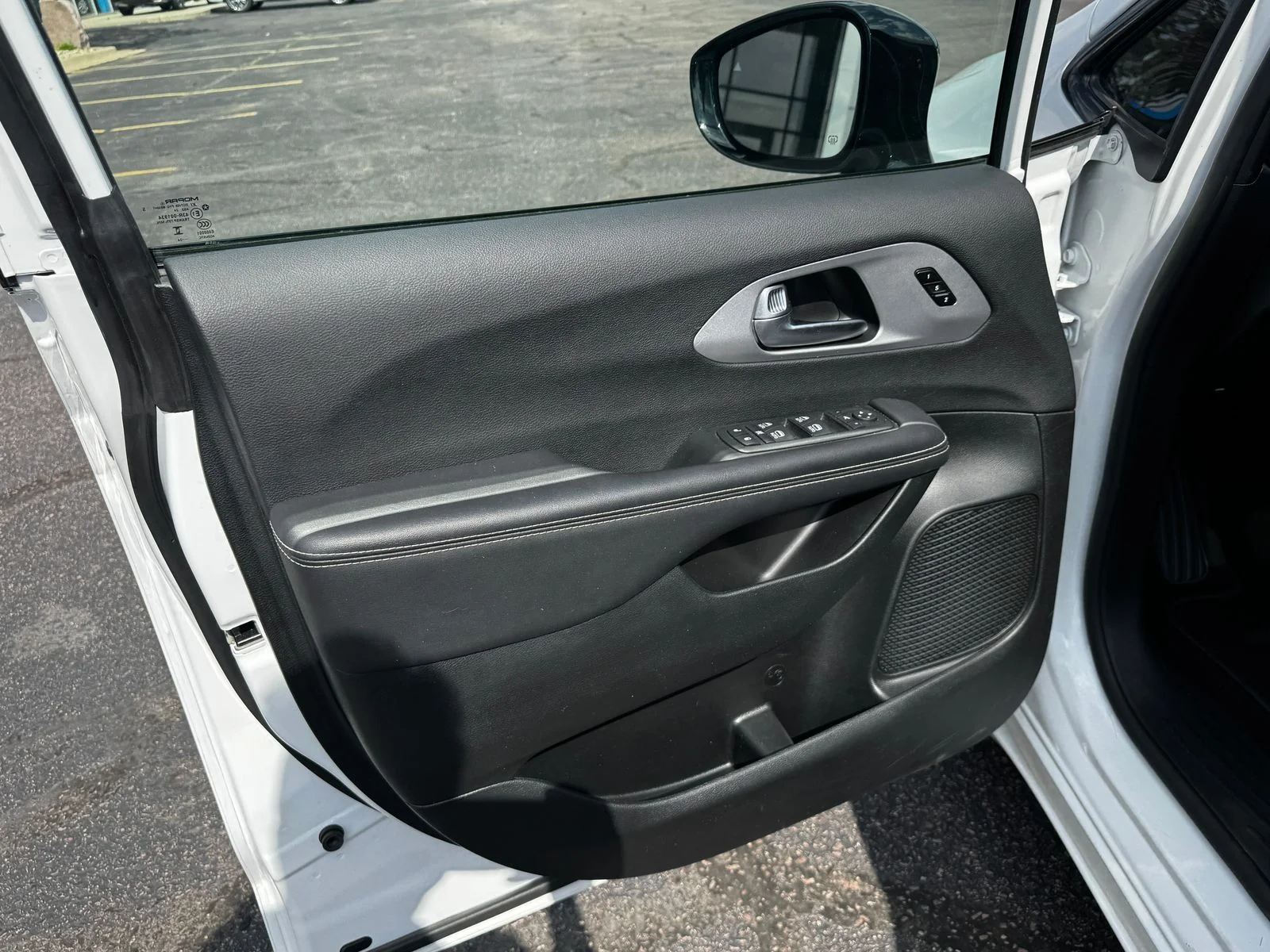 Used 2025 Bright White Clearcoat Chrysler Limited image 13
