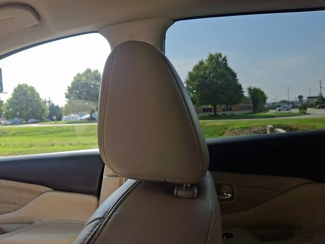 Used 2019 Brown Nissan SL image 17