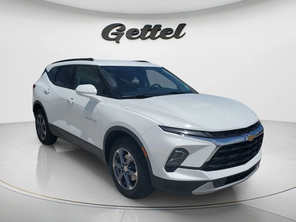 Used 2024 Summit White Chevrolet 2LT image 3