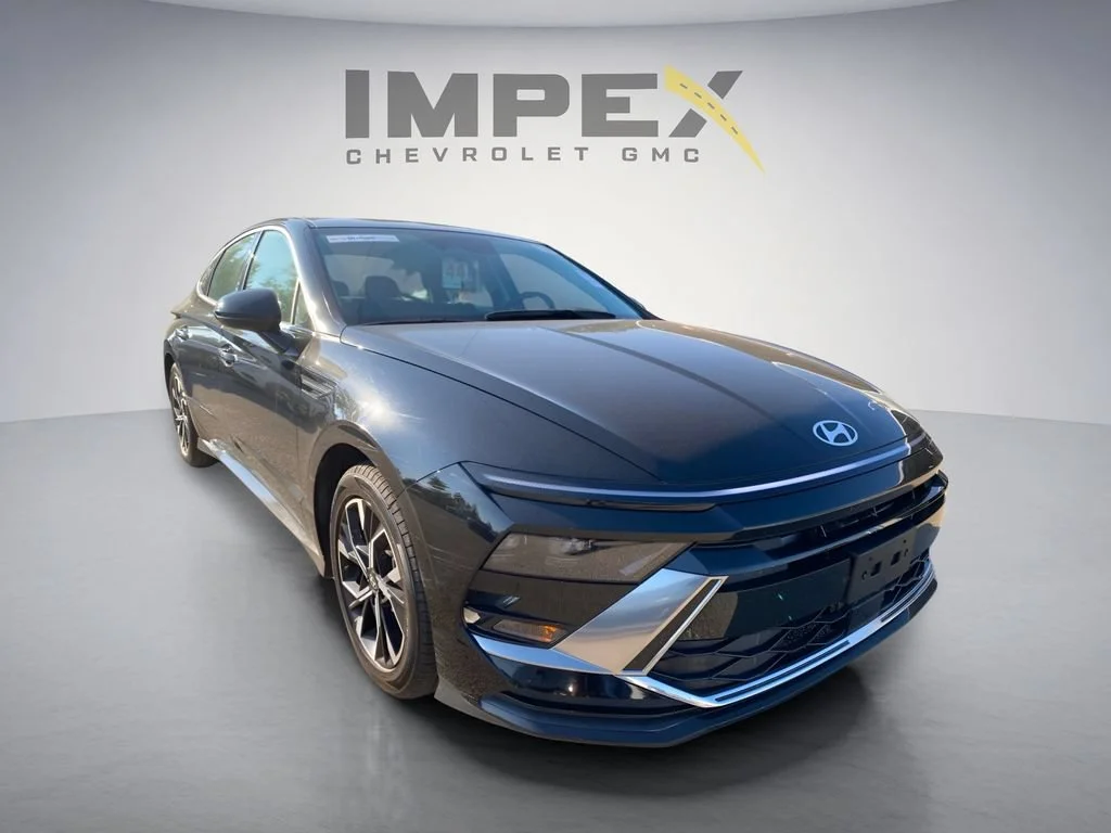 Used 2025 Black Hyundai SEL image 8