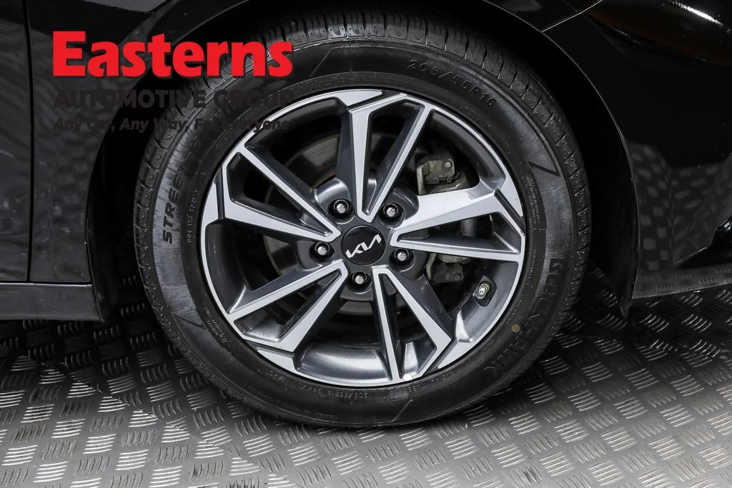 Used 2022 Black Kia LXS image 28