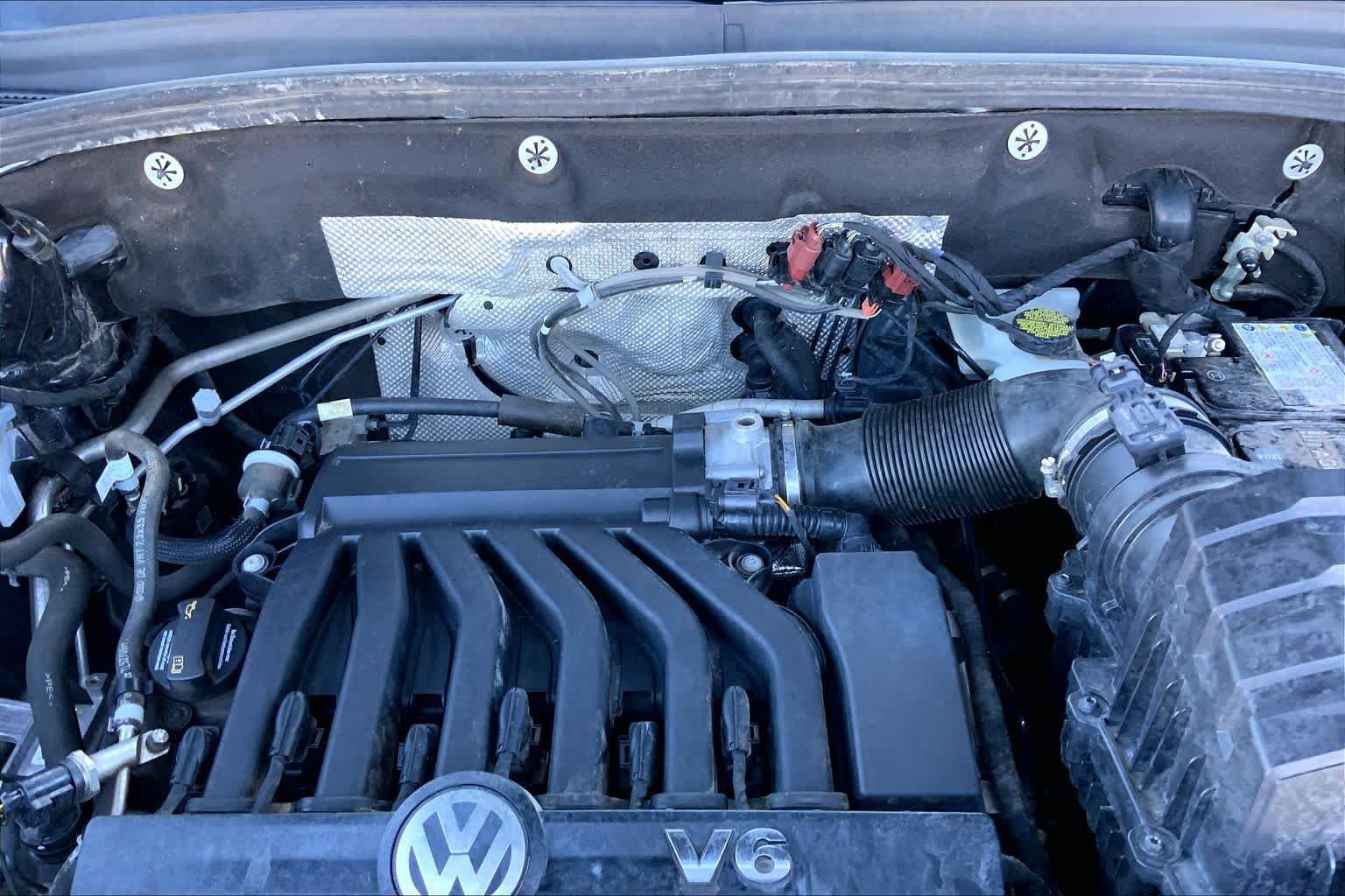Used 2021 Deep Black Pearl Volkswagen 3.6L V6 SE w/Technology image 31