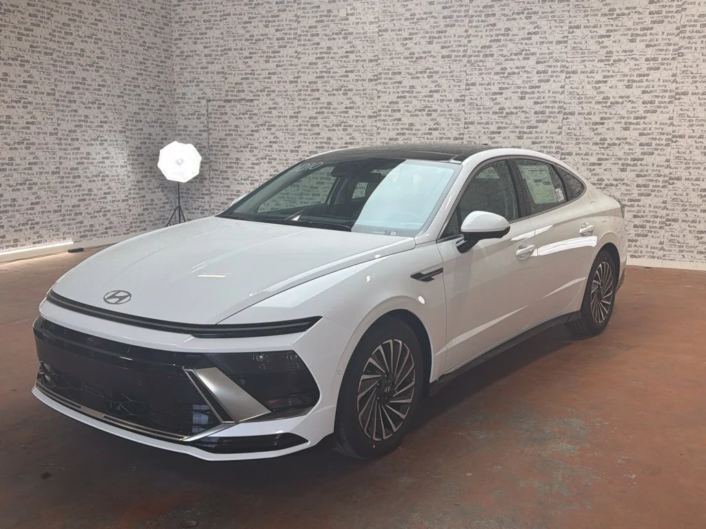 New 2027 Serenity White Hyundai Limited image 3
