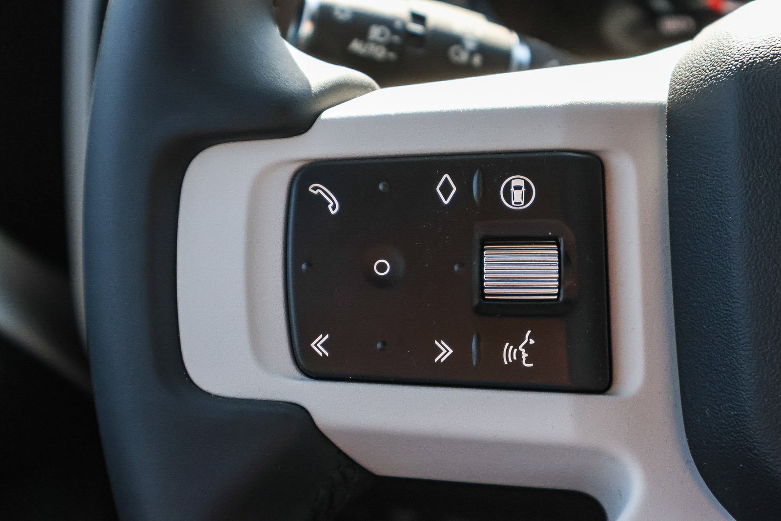 New 2026 Fuji White Land Rover X-Dynamic SE image 32