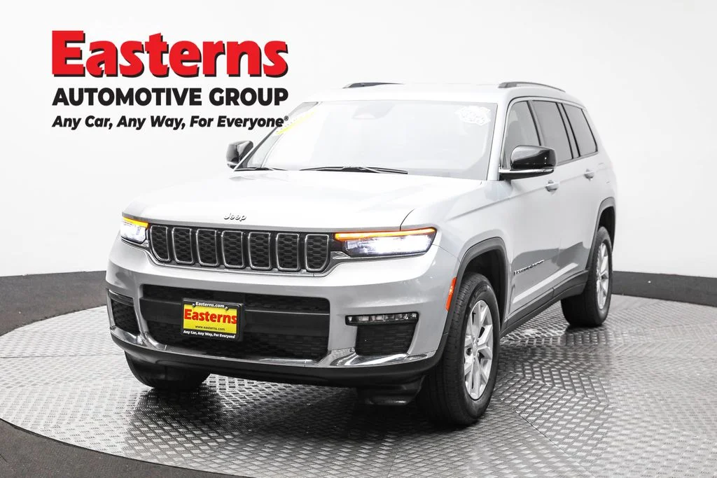 Used 2023 Silver Jeep Limited image 1