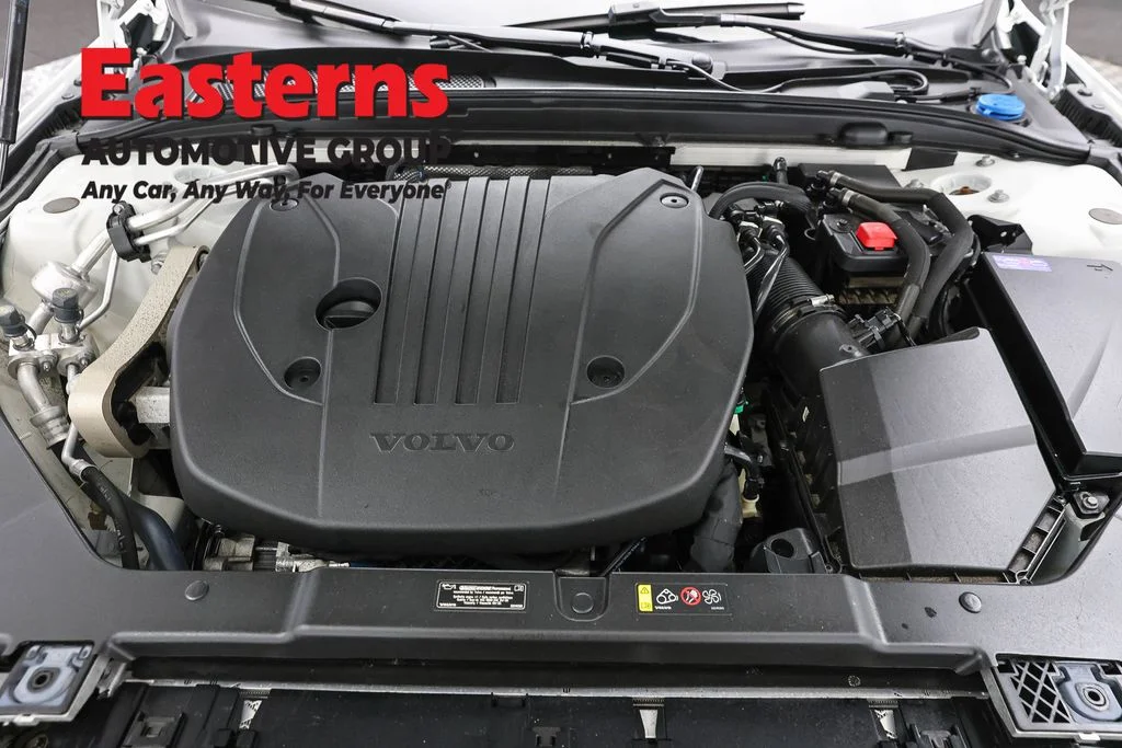 Used 2022 White Volvo B5 Momentum image 7