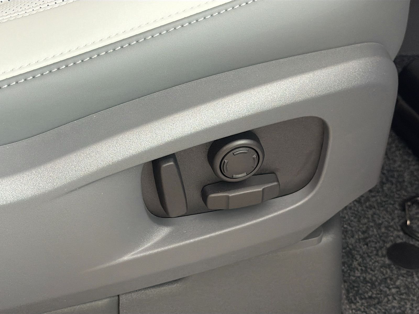 New 2026 Tasman Blue Land Rover X-Dynamic SE image 34