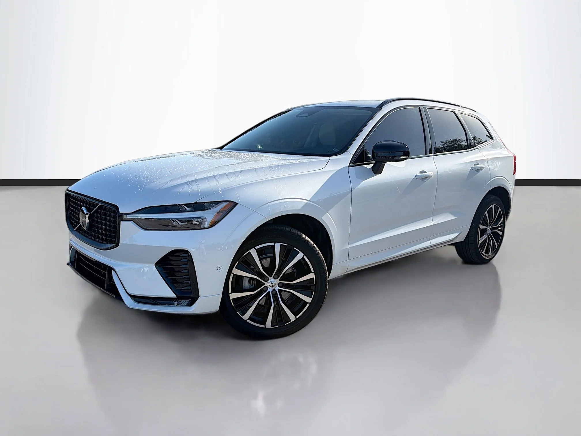 2025 Volvo XC60 B5 Plus Dark AWD's photo