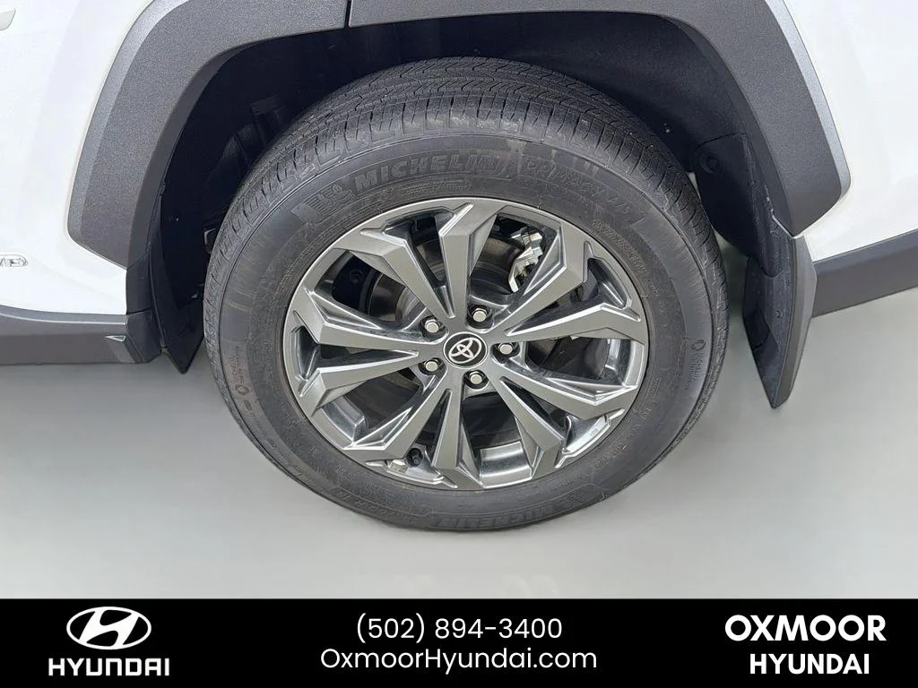 Used 2025 Wind Chill Pearl Toyota Hybrid XLE Premium image 32