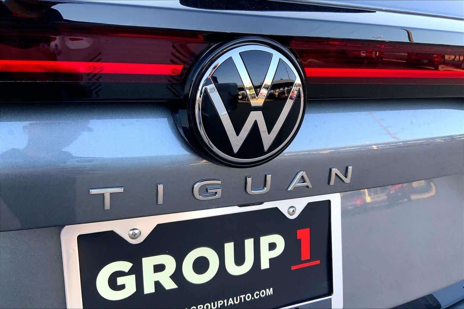 New 2026 Platinum Gray M Volkswagen SE image 15