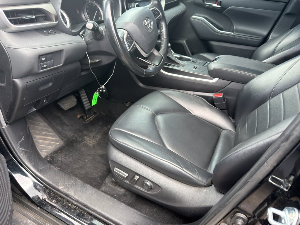 Used 2022 Midnight Black Metallic Toyota XLE image 5