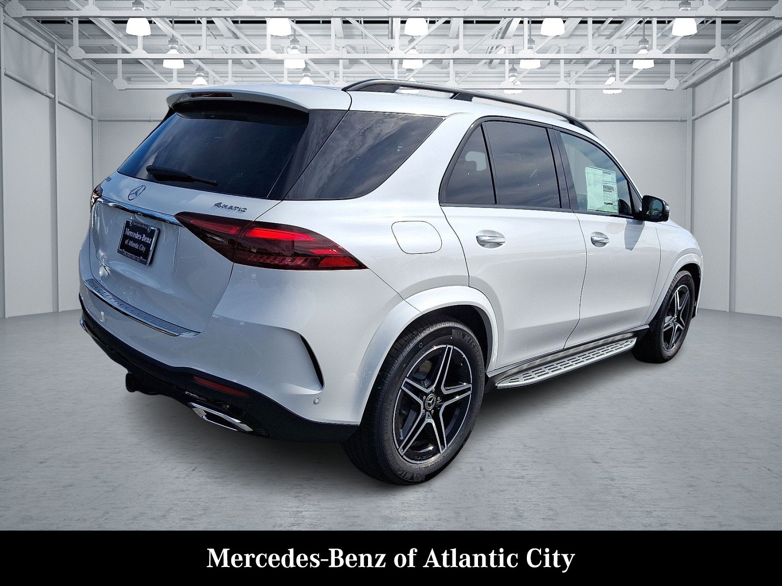 New 2026 MANUFAKTUR Moonlight White Metallic Mercedes-Benz GLE 450 image 4