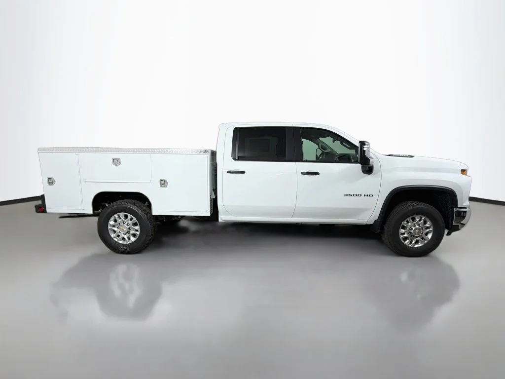 New 2026 Summit White Chevrolet WT image 4