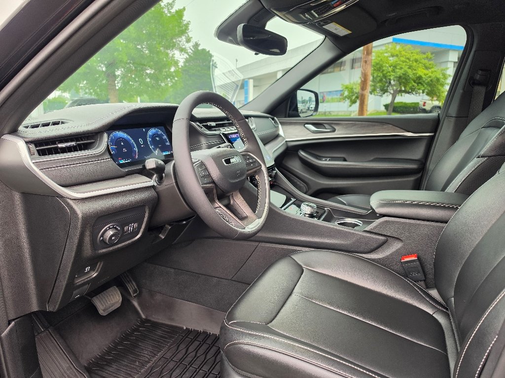 Used 2024 Diamond Black Crystal Pearl Coat Jeep Limited image 35