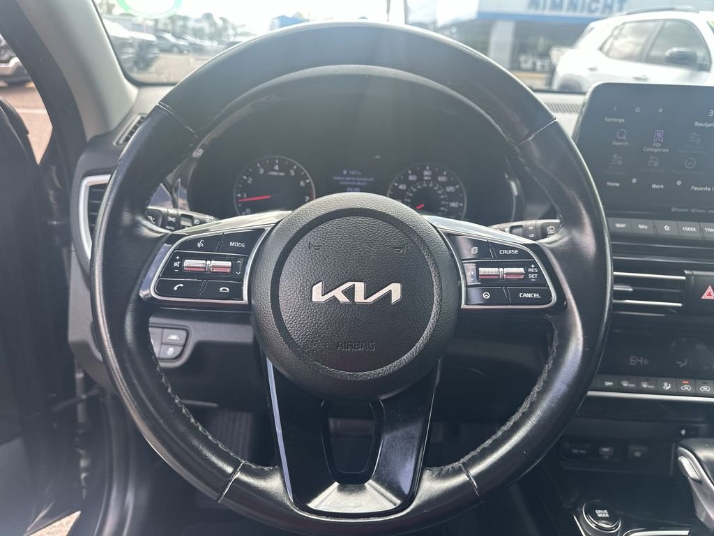 Used 2023  Kia EX image 22