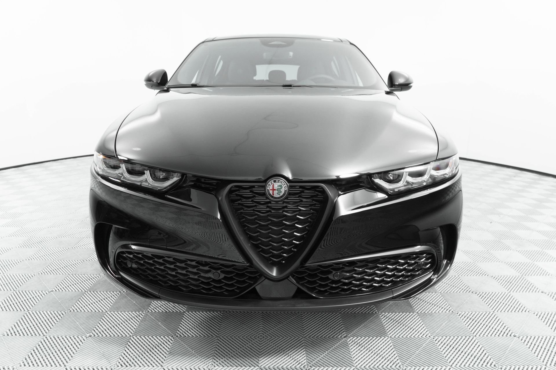 New 2025 Alfa Black Exterior Paint Alfa Romeo Base image 2