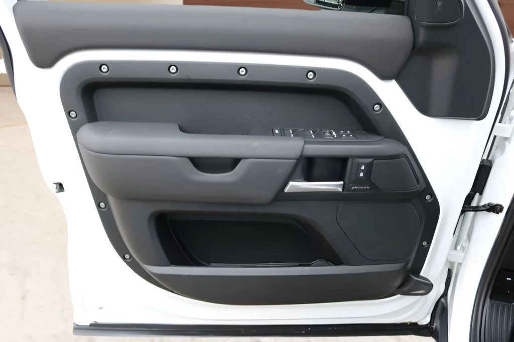 Used 2025 White Land Rover S image 11
